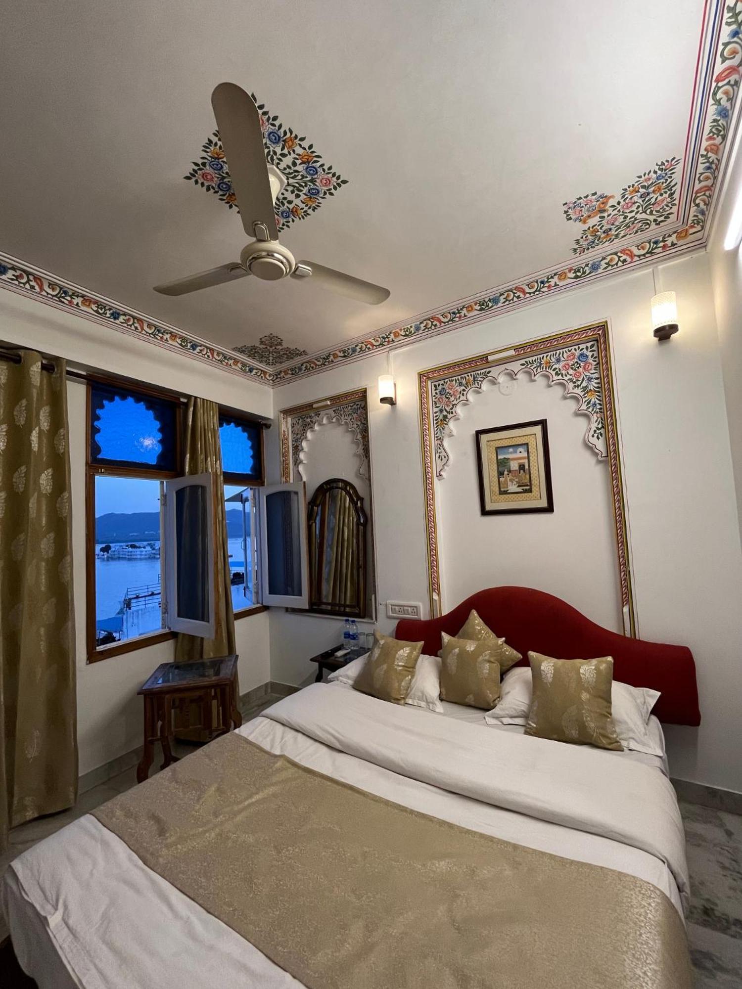 Hotel Mewar Haveli - At Lake Pichola Udaipur Exterior photo
